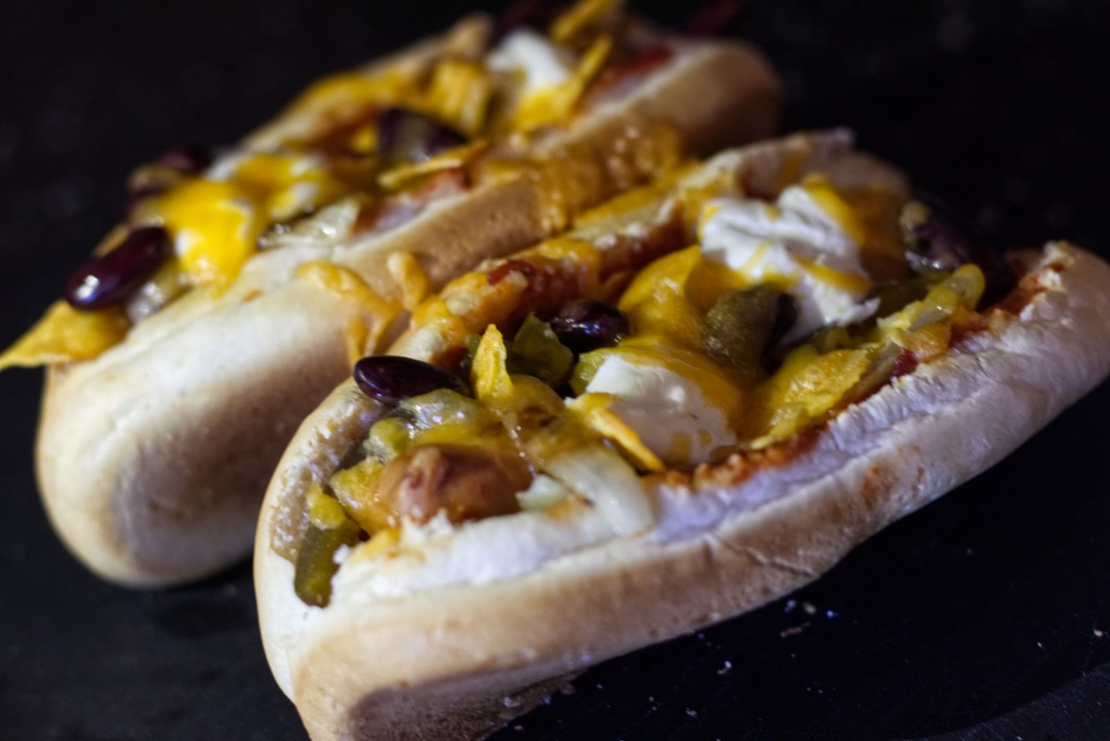 Mexikanisches Hot Dog Rezept: Hot Dogs mit Jalapeno, Käse und Salsa